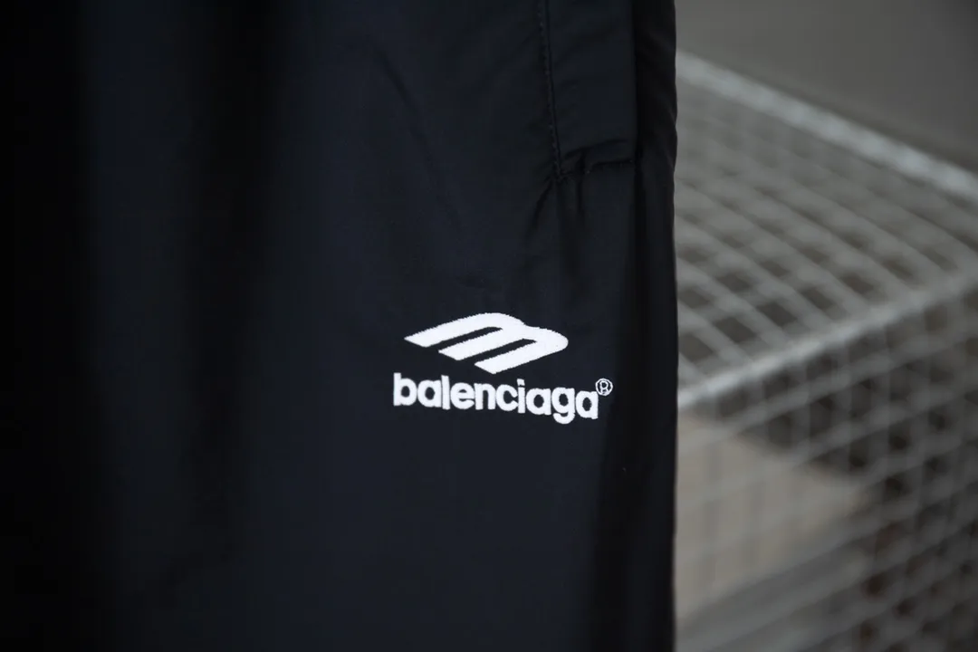 Balenciaga 𝘽𝘼𝙇𝙀𝙉𝘾𝙄𝘼𝙂𝘼 BLCG Manchester United embroidered white striped sweatpants Light luxury essential item for daily commuting for men and women Feel free to compare the correct version Detailed features · Made of 360g pure cotton double yarn fish scale terry fabric · Imported Tajima high-speed embroidery machine with thousands of needle embroidery technology · The back body adopts white stripe inlay technology · Double-needle stitching and cross-stitch technology · Original main mark, washed tag and moisture-proof paper packaging Color: Black Size: 46/48/50/52